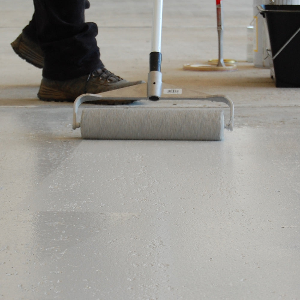 Application de Peinture Époxy Pour Sol sur un sol de garage avec un rouleau