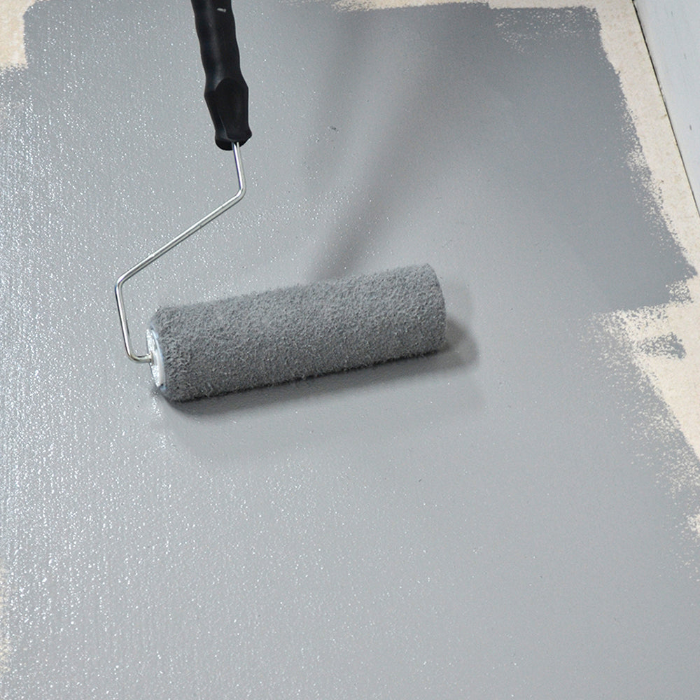 Application de Peinture Antidérapante pour Sol gris sur un sol en bois avec un rouleau
