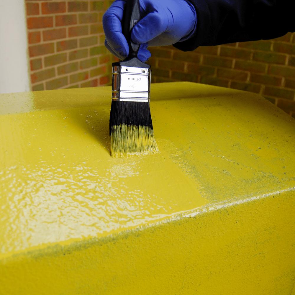 Peinture Multi-Usages jaune appliquée sur une surface métallique au pinceau